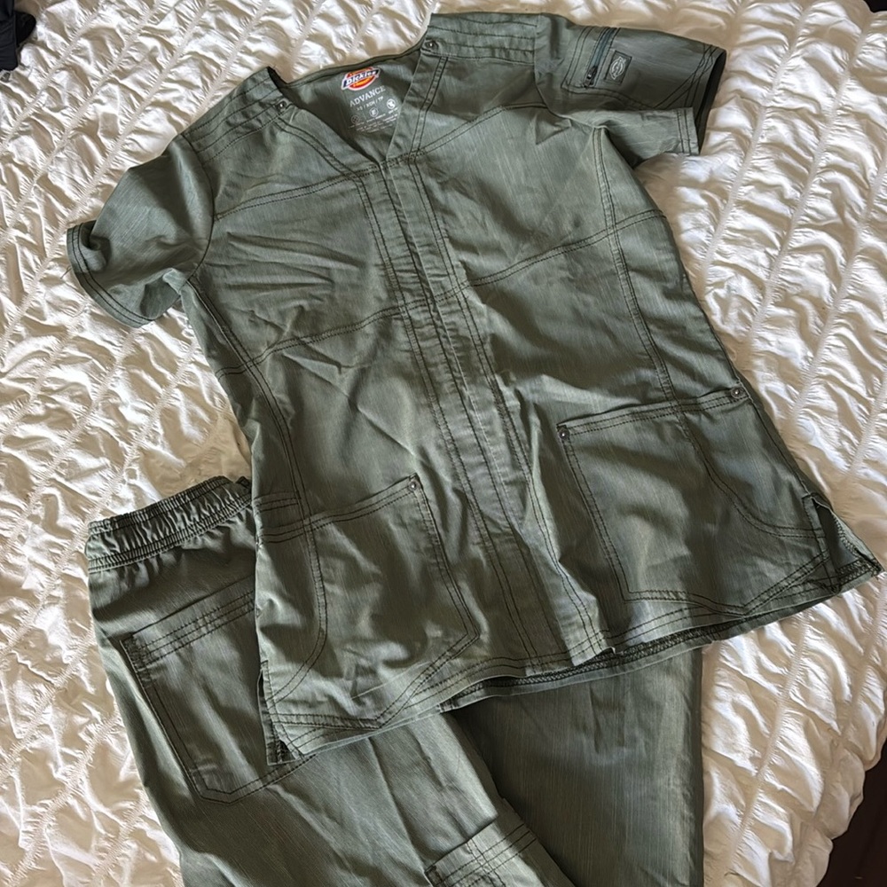 Dickies Advance scrub set in olive